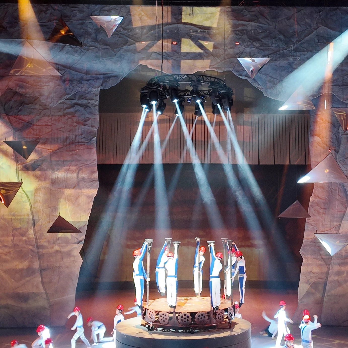 VDF dynamic installation participated in the first fantasy acrobatic drama 'Yangtze River'