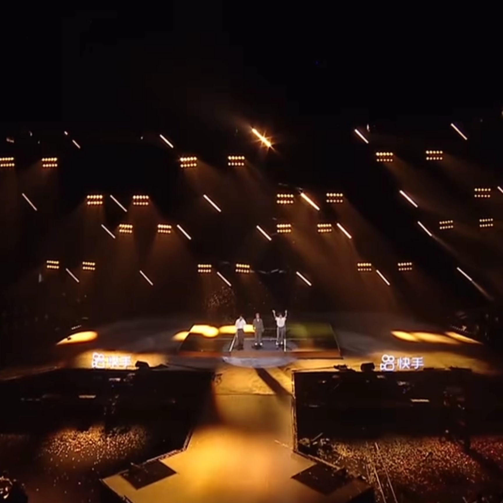 VDF100KG dual-motor micro crane shines in Kuaishou live broadcast of summer festival glory night