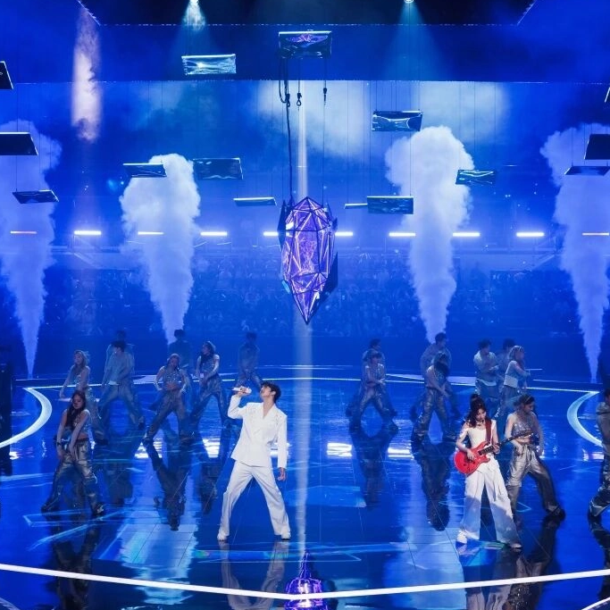 VDF KINETIC micro-hanging lights up the stage of the King of Glory Cup Finals